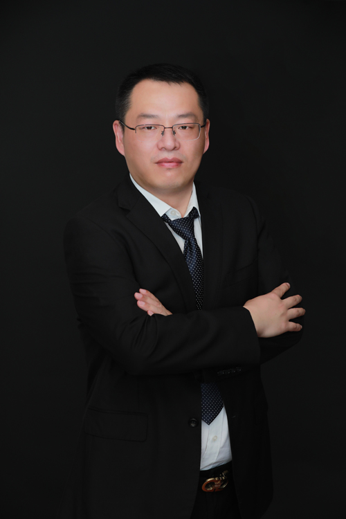 律所主任：周鲁