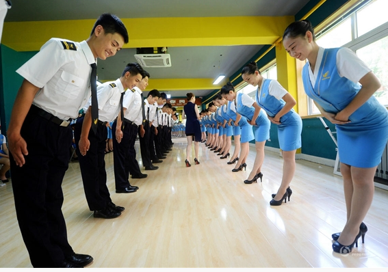 体能训练等课程,其身穿空乘短裙制服,穿着丝袜和高跟鞋,练习站姿,坐姿