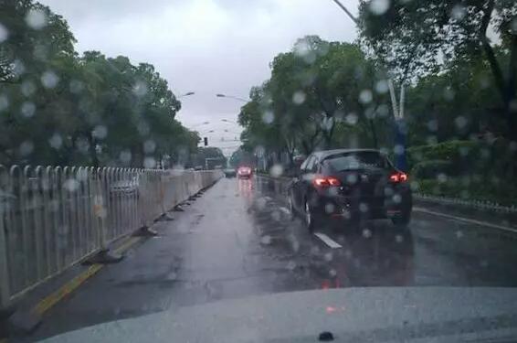 下大雨开车技巧