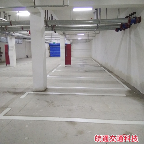 易景凱旋城三期地下車庫(kù)道路標(biāo)線施工