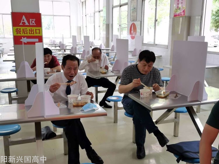 20200507213342_40056.jpg 李建吃饭.jpg