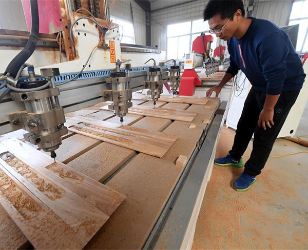 厂房内机器工作处