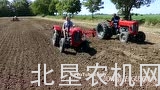 麦赛福格森35拖拉机配两铧犁作业