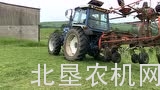 福特拖拉机配博田翻晒机作业