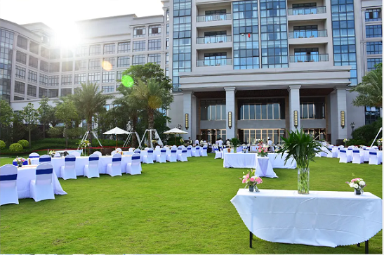 在这里，能一览无遗领略到岛上的自然风光，深蓝大海、风卷云舒以及日出时光。——萨维尔防城港度假酒店