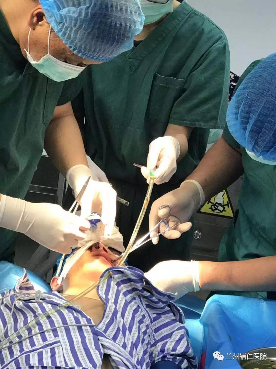 在全麻下,两位专家积极配合,进行下颌骨切开复位内固定术,手术切口