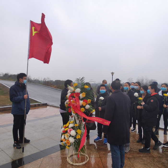 缅怀先烈，致敬英雄
