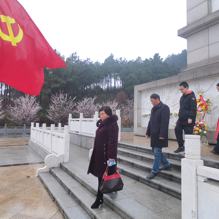 缅怀先烈，致敬英雄