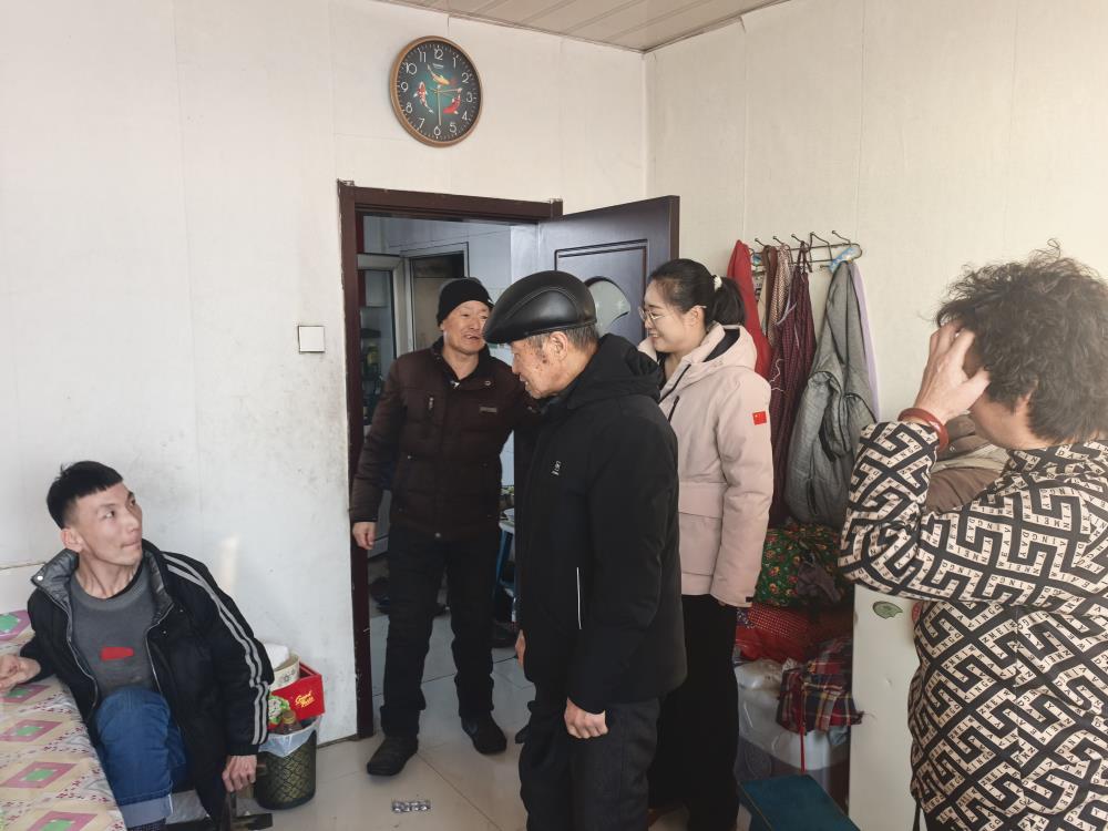 逊河镇关工委常务主任李建国慰问残疾青年.jpg